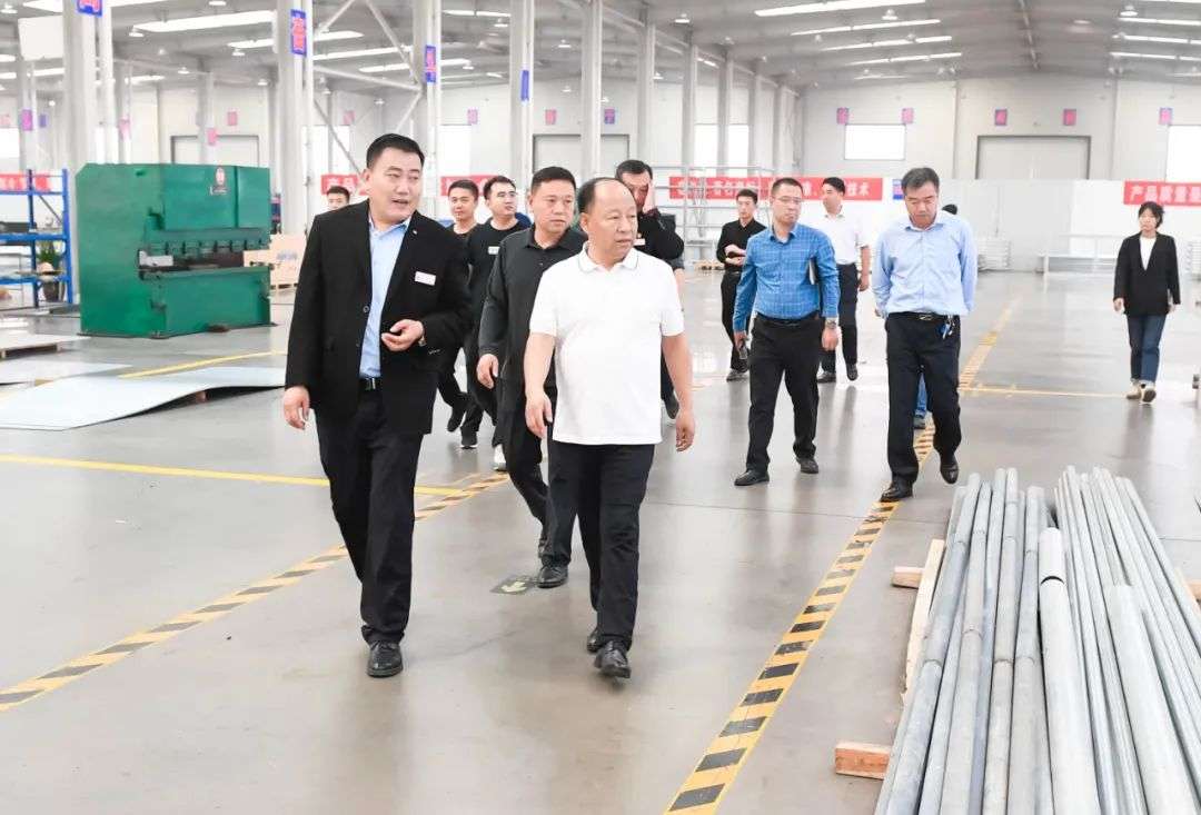 11月2日，邯郸冀南新区管委会主任杨万春带队到河北春凯龙智慧冷链设备制造重点项目一线现场办公。